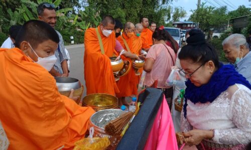พิษณุโลก – ชาวบ้าน บ้านดงจันทร์ ต.วังพิกุล อ.วังทอง จ.พิษณุโลก ร่วมกันทำบุญตักบาตร ส่งท้ายปีเก่าต้อนรับปีใหม่