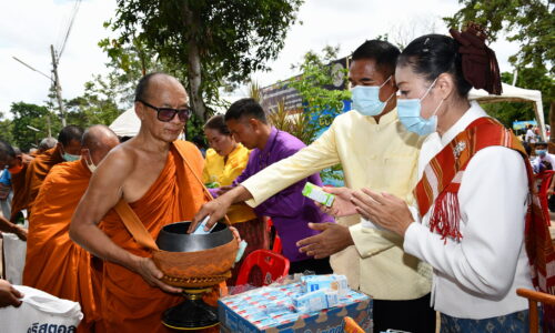 ศรีสะเกษ หลวงพ่อพุุฒเชิญร่วมพิธีทำบุญตักบาตร 2 ชาติไทย กัมพูชาที่ช่องสะงำ