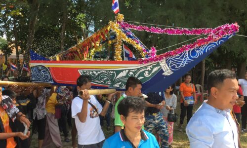 พังงา ชาวบ้านบ้านบางสัก อำเภอตะกั่วป่า จัดพิธีทำบุญลอยเรือสะเดาะเคราะห์และปล่อยเต่าตนุจำนวน 9 ตัวลงสู่ทะเลส่งท้ายปีเก่าตอนรับปีใหม่