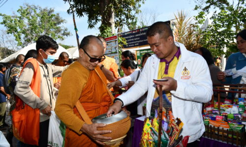 ศรีสะเกษ หลวงพ่อพุฒให้พรปีใหม่ขับขี่ปลอดภัยตักบาตรถวายพระราชกุศลแด่พระองค์ภา