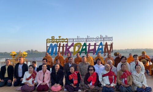 ผู้ว่าฯมุกดาหาร ใส่บาตรร่วมกับชาวบ้านส่งเสริมวิถึชีวิตท้องถิ่นริมฝั่งโขง