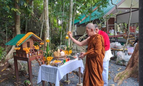 พังงา-เลขเด็ดพิธีอัญเชิญองค์ตายายและเปิดถ้ำพญานาคราช องค์พญาภุชงค์นาคราชเข้าทรงคุณป้า