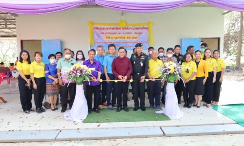 พิษณุโลก  รองแม่ทัพภาคที่ 3 ส่งมอบอาคารเรียน และมอบทุนการศึกษา