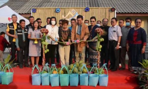มุกดาหาร เปิดตลาดนัดชุมชนช่วยเหลือเกษตรกร