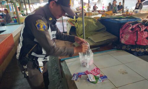 มุกดาหาร แก๊งเงินกู้นอกระบบโปรยนามบัตรหาเหยื่อเกลื่อนเมือง