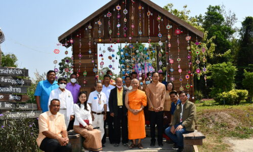 ศรีสะเกษ รองผู้ว่านำนายก อบต.ลั่นฆ้องเปิดร้านค้าชุมชนสินค้า OTOP 3 ตำบล