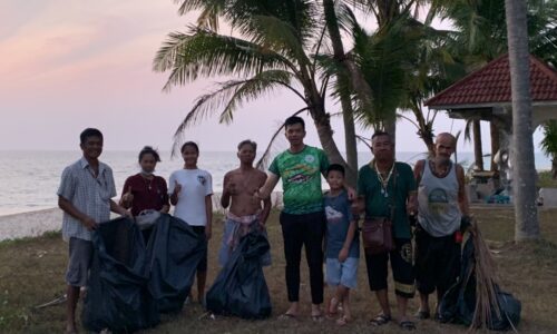 นายอำเภอโจ้ ร่วมกับชาวบ้านเก็บปัดกวาดขยะหน้าชายหาดหลังจบงานเค่าประจำปี