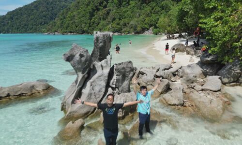 พังงา-แปลก…จุดเช็คอินเด็ดหินแม่ไก่บนเกาะสุรินทร์ ทะเลสวย น้ำใส หาดทรายขาว