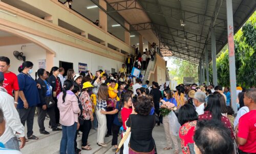 ศรีสะเกษ กองเชียร์ผู้สมัคร ส.ส.คึกคักแห่คล้องพวงมาลัยให้กำลังใจผู้สมัคร ส.ส.ที่ได้หมายเลข