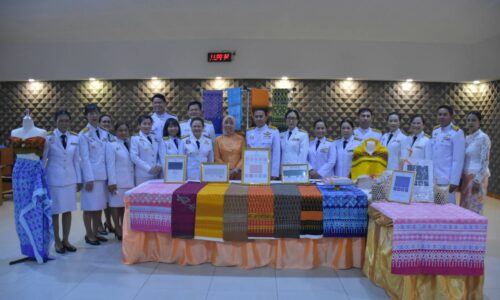 ผู้ว่าฯพังงา มอบลายผ้าพระราชทาน “ผ้าลายดอกรักราชกัญญา”