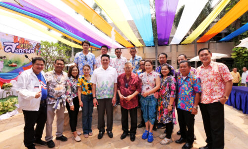 อบจ.พิษณุโลก จัดพิธีรดน้ำขอพรคณะผู้บริหารเพื่อร่วมสืบสานประเพณีสงกรานต์