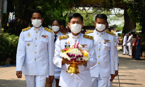 ศรีสะเกษ พระเจ้าวรวงศ์เธอพระองค์เจ้าอทิตยาทรกิติคุณประทานพวงมาลัยดอกมะลิพร้อมน้ำอบ