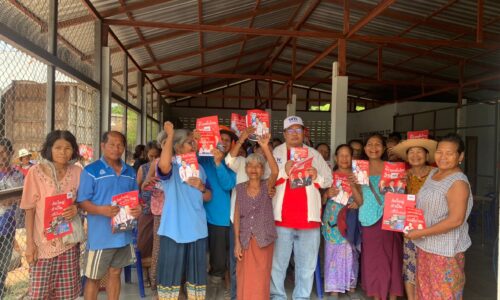 ศรีสะเกษ อมรเทพ สมหมาย เดินเคาะประตูบ้านชาวบ้าน ต.ห้วยตามอญขอคะแนนเสียงหนุนเพื่อไทยแลนด์สไลด์