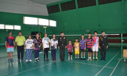 พิษณุโลก พ.อ. สุวัฒน์ เฉลิมเกียรติ รอง ผบ.มทบ.39 ได้พบปะ และเยี่ยมเยาวชน ลูกหลานของกำลังพล มทบ.39 ที่เข้ารับการอบรมกีฬาแบดมินตัน