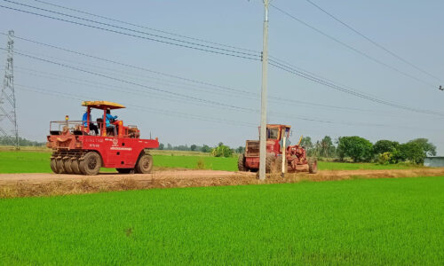 อบจ.พิษณุโลก ปรับเกรดผิวถนนลูกรังบรรเทาความเดือดร้อนให้ประชาชนใน
