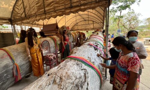 ศรีสะเกษ เซียนหวยแห่ส่องหาเลขเด็ดศาลเจ้าแม่ตะเคียนทองวัดไพรพัฒนา