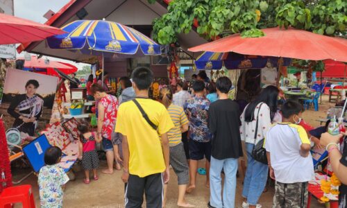 ศรีสะเกษ  ใกล้วันหวยออกนักเสี่ยงโชค แห่ขอเลขเด็ดจากศาลเจ้าแม่ฮันนี่คึกคักมาก