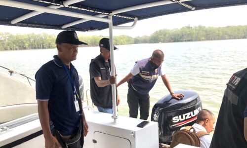 ตม.จว.ระนอง จับกุมคนต่างด้าวสัญชาติฝรั่งเศสซึ่งถูกส่งตัวกลับมาจากประเทศกัมพูชา
