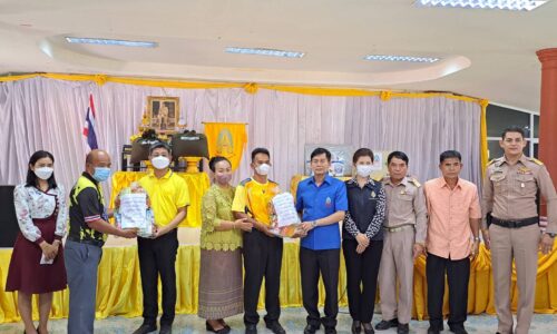 ศรีสะเกษ ผู้ว่ามอบสิ่งของซับน้ำตาชาวบ้านกระต่ายด่อนน้อยที่ประสบอัคคีภัย 2 ราย