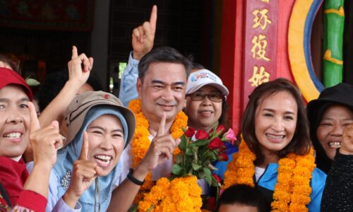 พังงา-อภิสิทธิ์นำทีมรถแห่ชูมือน้องมดและผู้สมัคร สส.แบบบัญชีรายชื่อ พรรคประชาธิปัตย์