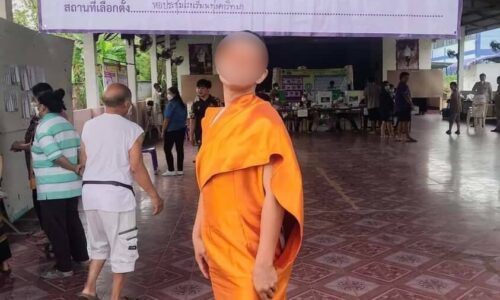 ลำปาง – พบชายแต่งกายคล้ายพระ ออกไปใช้สิทธ์เลือกตั้ง