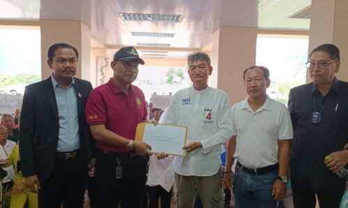 พังงาชาวบ้านชูพังงา500 ผู้สมัครพรรคเพื่อไทยยื่นร้องการเลือกตั้งไม่สุจริต