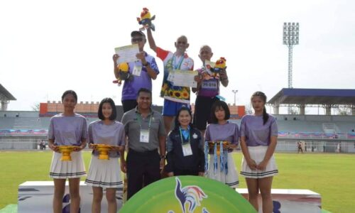 พิษณุโลก ภาพบรรยากาศการแข่งขันกรีฑาวิ่ง 5,000 เมตรในรุ่นชายอายุ 80 ปีขึ้นไป