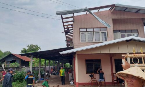 มุกดาหาร พายุฤดูร้อนพัดถล่มบ้านเรือนเสียหายกว่า20 หลังคาเรือน