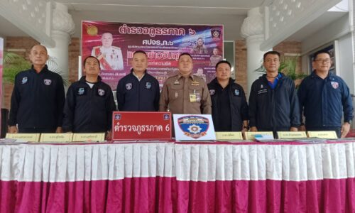 พิษณุโลก ตำรวจภูธรภาค 6 แถลงข่าวการจับกุมผู้กระทำความผิดเกี่ยวกับการปลอมแปลงเอกสารเกี่ยวกับรถยนต์ (ป้ายภาษีรถยนต์)