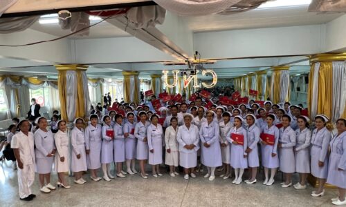 ศรีสะเกษ บัณฑิตพยาบาล ม.เฉลิมกาญจนาก้มกราบเท้าแม่น้ำตาไหลปลื้มใจลูกสาวสำเร็จการศึกษาแล้ว
