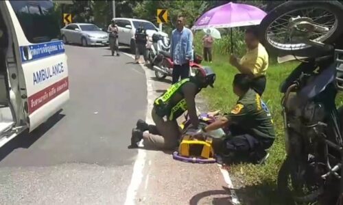 เก็บตกข่าวพังงา ตำรวจจราจร สภ.เมืองพังงา เข้าช่วยเหลือทำ CPR จักรยานยนต์พ่วงข้างเสียหลักตกลงข้างทางถนนไร้ฝุ่น