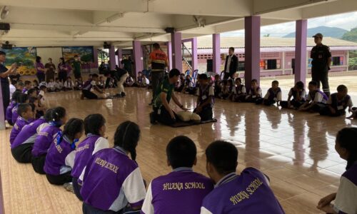 อำเภอฝาง จังหวัดเชียงใหม่ – ฝึกนักเรียนกู้ภัยทางน้ำแผ่นดินไหวคนร้ายบุกรุกเข้าโรงเรียน