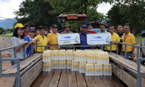 กฟผ.เขื่อนภูมิพล เพื่อนยามยากนำข้าวกล่องน้ำดื่มเครื่องจักรกล ฯลฯ ช่วยเหลือผู้ประสบอุทกภัย