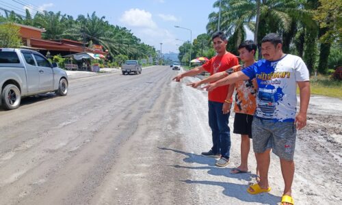 พังงา-เดือดร้อนหนัก ชาวบ้านโวยถนนสายอ่าวลึก-พังงาระยะทางกว่า3กิโลเมตรกว่า23ล้านบาท หมดสัญญาแล้วยังสร้างไม่เสร็จ