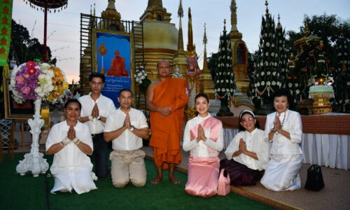 ศรีสะเกษ ชไมมาศ  ชาติเมธากุล นิมนต์พระสงฆ์ 108 รูปเจริญพระพุทธมนต์สมโภชพระเจดีย์วีระเขตมงคลธาตุชาติเมธากุล
