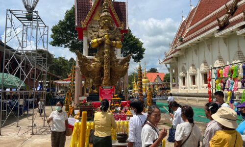 ศรีสะเกษ แห่กราบไหว้ท้าวเวสสุวรรณขอโชคลาภได้เลขเด็ดชัดเจน 4 ตัว 41,42, 46 และ 47