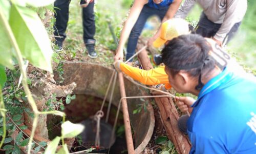 ศรีสะเกษ นาทีชีวิต เจ้าหน้าที่กู้ภัยช่วยนำสุนัขแม่ลูกอ่อนคลอดลูกในบ่อน้ำ น้ำร้างลึกกว่า 17 เมตร