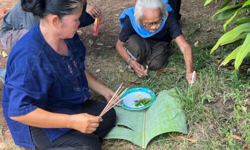 ศรีสะเกษ พ่อแม่เมียจุดเทียนธูปเชิญวิญญาณแรงงานไทยกลับบ้าน ยันไม่ได้โดนระเบิดคอขาด