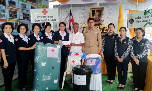 ศรีสะเกษ มูลนิธิราชประชานุเคราะห์มอบเงินและสิ่งของพระราชทานแก่ครอบครัวผู้ประสบอัคคีภัย