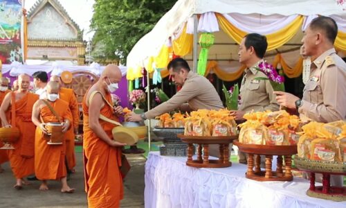 ศรีสะเกษ พ่อเมืองนำชาวดอกลำดวนจำนวนมากร่วมทำบุญตักบาตรวันเทโวโรหณะ