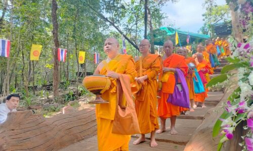 ศรีสะเกษ ชาวขุนหาญแต่งชุดไทยขึ้นวัดปราสาทภูฝ้ายร่วมกันทำบุญตักบาตรเทโวโรหณะ