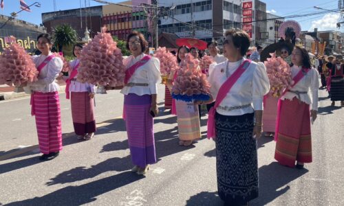 อำเภอฝาง จังหวัดเชียงใหม่ แห่ฉลองพระคู่บารมีเจ้าหลวงเมืองฝางและทอดกฐินส่งเสริมพระพุทธศาสนา