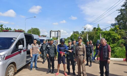 ศรีสะเกษ ฮือรุมกระทืบมือมีดแทงผิดตัวเด็ก 17 ปีดับอนาถ  ตั้งข้อหาหนักร่วมกันฆ่าผู้อื่น