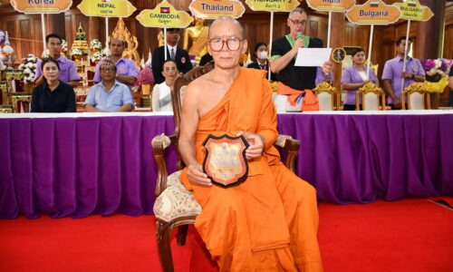 ศรีสะเกษ ผู้แทนวัฒนธรรม 10 ชาติมอบโล่แต่งตั้งให้พระครูโกศลสิกขกิจเป็นผู้ประกาศสันติภาพโลก