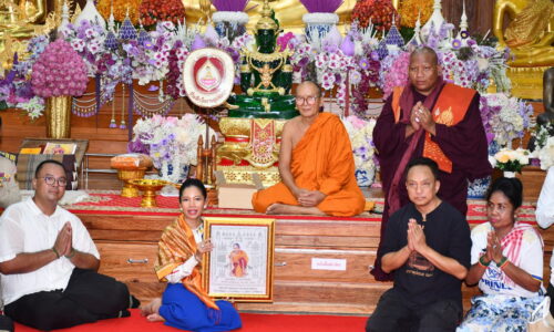 ศรีสะเกษ ภริยารองนายก รมต.กัมพูชานำคณะกราบไหว้ขอพรหลวงปู่สรวง