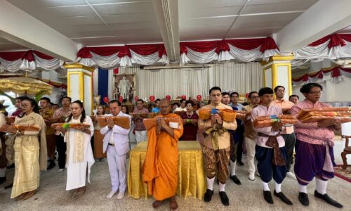 ศรีสะเกษ แห่งแรกของโลก ม.เฉลิมกาญจนาทอดกฐินตกค้างพร้อมกัน 48 วัด ลานตาต้นเงินกฐินกองเต็มเวที