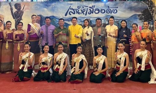 อพท.สุโขทัย ร่วมชมรมส่งเสริมการท่องเที่ยวโดยชุมชนเมืองด้ง จัดกิจกรรม ลอยกระทงจาน ลอยกระทงรักษ์โลก เมืองสร้างสรรค์ ณ ถิ่นเมืองด้ง