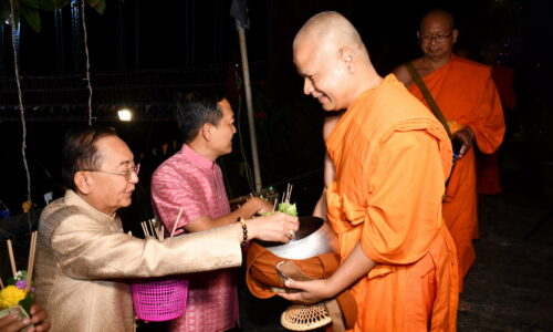 ศรีสะเกษ ประธานสภาวัฒนธรรมนำชาวพุทธตักบาตรดอกไม้ใต้แสงจันทร์แห่งแรกของโลก