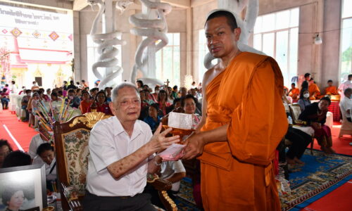 ศรีสะเกษ ดร.ไพโรจน์  พงศ์พิพัฒน์ นำชาวพุทธทอดกฐินวัดหนองแวงได้เงินถวายวัดร่วม 10 ล้านบาท