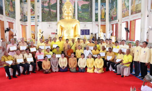 ศรีสะเกษ ประธานสภาวัฒนธรรมจังหวัดมอบโล่เชิดชูเกียรติแก่พ่อดีเด่น ประจำปี 2566